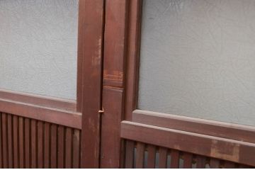 アンティーク建具　美品　腰板欅(ケヤキ)材　風情のある佇まいが魅力的な裏障子付き幅広格子戸2枚セット(帯戸、引き戸、障子戸)(R-079889)
