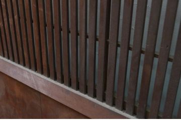 アンティーク建具　美品　腰板欅(ケヤキ)材　風情のある佇まいが魅力的な裏障子付き幅広格子戸2枚セット(帯戸、引き戸、障子戸)(R-079889)