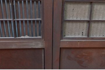 アンティーク建具　美品　腰板欅(ケヤキ)材　風情のある佇まいが魅力的な裏障子付き幅広格子戸2枚セット(帯戸、引き戸、障子戸)(R-079889)