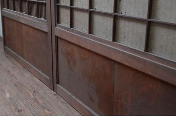 アンティーク建具　美品　腰板欅(ケヤキ)材　風情のある佇まいが魅力的な裏障子付き幅広格子戸2枚セット(帯戸、引き戸、障子戸)(R-079889)