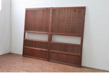 アンティーク建具　美品　腰板欅(ケヤキ)材　風情のある佇まいが魅力的な裏障子付き幅広格子戸2枚セット(帯戸、引き戸、障子戸)(R-079890)