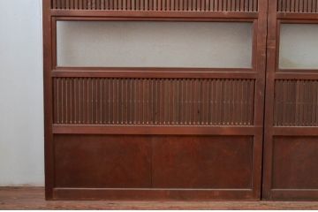アンティーク建具　美品　腰板欅(ケヤキ)材　風情のある佇まいが魅力的な裏障子付き幅広格子戸2枚セット(帯戸、引き戸、障子戸)(R-079890)