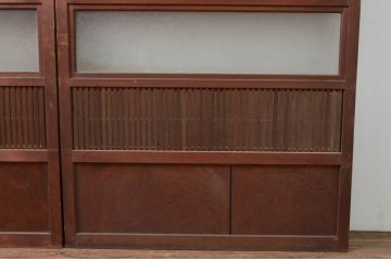 アンティーク建具　美品　腰板欅(ケヤキ)材　風情のある佇まいが魅力的な裏障子付き幅広格子戸2枚セット(帯戸、引き戸、障子戸)(R-079890)