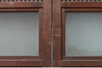 アンティーク建具　美品　腰板欅(ケヤキ)材　風情のある佇まいが魅力的な裏障子付き幅広格子戸2枚セット(帯戸、引き戸、障子戸)(R-079890)