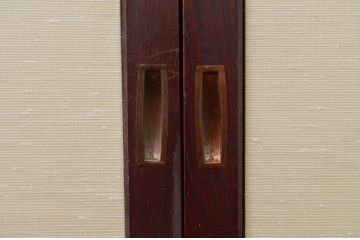 アンティーク建具　上手物　高級品　総欅(ケヤキ)材　和モダンな空間を演出する漆塗り帯戸4枚セット(引き戸)(R-079894)