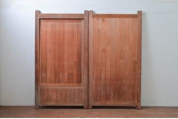 ビンテージ建具　和の貫禄を漂わせるくぐり戸付き門扉1対2枚セット(蔵戸、玄関戸、両開きドア、木製扉、ヴィンテージ)(R-079899)