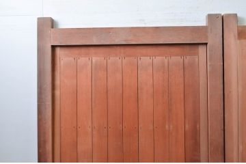 ビンテージ建具　和の貫禄を漂わせるくぐり戸付き門扉1対2枚セット(蔵戸、玄関戸、両開きドア、木製扉、ヴィンテージ)(R-079899)
