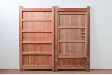 ビンテージ建具　和の貫禄を漂わせるくぐり戸付き門扉1対2枚セット(蔵戸、玄関戸、両開きドア、木製扉、ヴィンテージ)(R-079899)