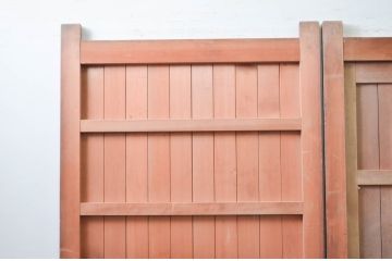 ビンテージ建具　和の貫禄を漂わせるくぐり戸付き門扉1対2枚セット(蔵戸、玄関戸、両開きドア、木製扉、ヴィンテージ)(R-079899)
