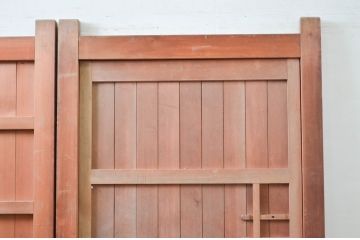 ビンテージ建具　和の貫禄を漂わせるくぐり戸付き門扉1対2枚セット(蔵戸、玄関戸、両開きドア、木製扉、ヴィンテージ)(R-079899)
