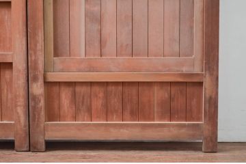 ビンテージ建具　和の貫禄を漂わせるくぐり戸付き門扉1対2枚セット(蔵戸、玄関戸、両開きドア、木製扉、ヴィンテージ)(R-079899)