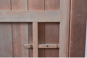 ビンテージ建具　和の貫禄を漂わせるくぐり戸付き門扉1対2枚セット(蔵戸、玄関戸、両開きドア、木製扉、ヴィンテージ)(R-079899)