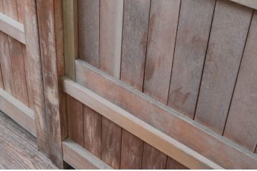 ビンテージ建具　和の貫禄を漂わせるくぐり戸付き門扉1対2枚セット(蔵戸、玄関戸、両開きドア、木製扉、ヴィンテージ)(R-079899)