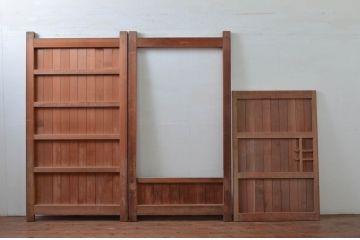 ビンテージ建具　和の貫禄を漂わせるくぐり戸付き門扉1対2枚セット(蔵戸、玄関戸、両開きドア、木製扉、ヴィンテージ)(R-079899)