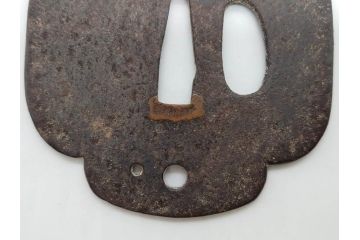 時代武具　相州住 政宗?　在銘　鉄地　木瓜形　時代を経た重みを感じる鍔(彫刻、刀装具)(R-079902)