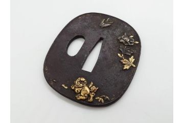 時代武具　鉄地　堅丸形　獅子　蝶　牡丹　細かな装飾が目を引く鍔(花、ライオン、ちょう、彫刻、刀装具)(R-079903)