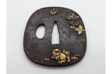 時代武具　鉄地　堅丸形　獅子　蝶　牡丹　細かな装飾が目を引く鍔(花、ライオン、ちょう、彫刻、刀装具)(R-079903)