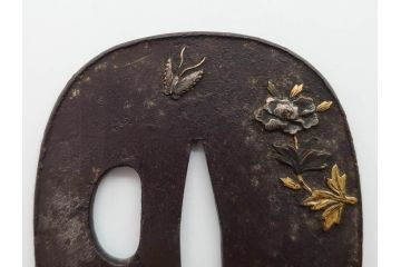 時代武具　鉄地　堅丸形　獅子　蝶　牡丹　細かな装飾が目を引く鍔(花、ライオン、ちょう、彫刻、刀装具)(R-079903)