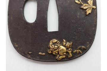 時代武具　鉄地　堅丸形　獅子　蝶　牡丹　細かな装飾が目を引く鍔(花、ライオン、ちょう、彫刻、刀装具)(R-079903)