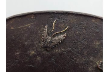 時代武具　鉄地　堅丸形　獅子　蝶　牡丹　細かな装飾が目を引く鍔(花、ライオン、ちょう、彫刻、刀装具)(R-079903)