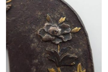 時代武具　鉄地　堅丸形　獅子　蝶　牡丹　細かな装飾が目を引く鍔(花、ライオン、ちょう、彫刻、刀装具)(R-079903)