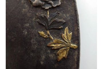 時代武具　鉄地　堅丸形　獅子　蝶　牡丹　細かな装飾が目を引く鍔(花、ライオン、ちょう、彫刻、刀装具)(R-079903)