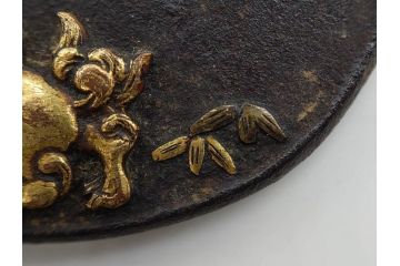 時代武具　鉄地　堅丸形　獅子　蝶　牡丹　細かな装飾が目を引く鍔(花、ライオン、ちょう、彫刻、刀装具)(R-079903)
