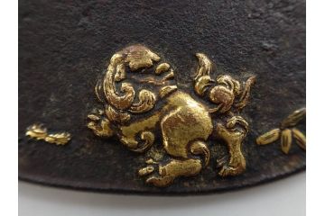 時代武具　鉄地　堅丸形　獅子　蝶　牡丹　細かな装飾が目を引く鍔(花、ライオン、ちょう、彫刻、刀装具)(R-079903)