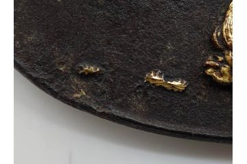 時代武具　鉄地　堅丸形　獅子　蝶　牡丹　細かな装飾が目を引く鍔(花、ライオン、ちょう、彫刻、刀装具)(R-079903)