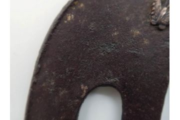 時代武具　鉄地　堅丸形　獅子　蝶　牡丹　細かな装飾が目を引く鍔(花、ライオン、ちょう、彫刻、刀装具)(R-079903)