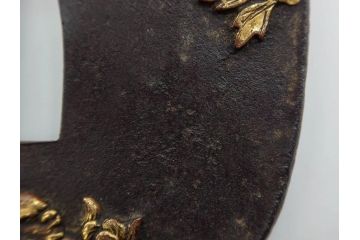 時代武具　鉄地　堅丸形　獅子　蝶　牡丹　細かな装飾が目を引く鍔(花、ライオン、ちょう、彫刻、刀装具)(R-079903)