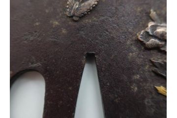 時代武具　鉄地　堅丸形　獅子　蝶　牡丹　細かな装飾が目を引く鍔(花、ライオン、ちょう、彫刻、刀装具)(R-079903)