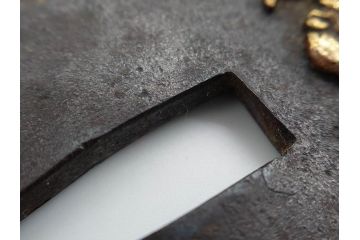 時代武具　鉄地　堅丸形　獅子　蝶　牡丹　細かな装飾が目を引く鍔(花、ライオン、ちょう、彫刻、刀装具)(R-079903)