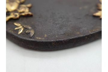 時代武具　鉄地　堅丸形　獅子　蝶　牡丹　細かな装飾が目を引く鍔(花、ライオン、ちょう、彫刻、刀装具)(R-079903)