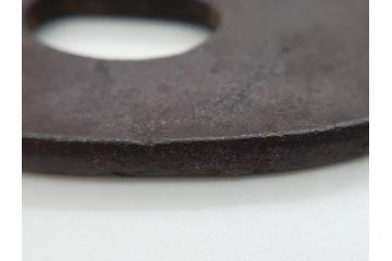 時代武具　鉄地　堅丸形　獅子　蝶　牡丹　細かな装飾が目を引く鍔(花、ライオン、ちょう、彫刻、刀装具)(R-079903)