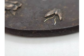 時代武具　鉄地　堅丸形　獅子　蝶　牡丹　細かな装飾が目を引く鍔(花、ライオン、ちょう、彫刻、刀装具)(R-079903)