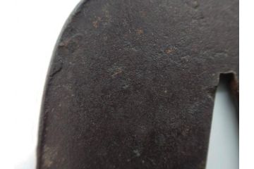 時代武具　鉄地　堅丸形　獅子　蝶　牡丹　細かな装飾が目を引く鍔(花、ライオン、ちょう、彫刻、刀装具)(R-079903)
