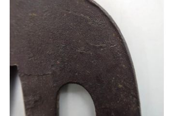 時代武具　鉄地　堅丸形　獅子　蝶　牡丹　細かな装飾が目を引く鍔(花、ライオン、ちょう、彫刻、刀装具)(R-079903)