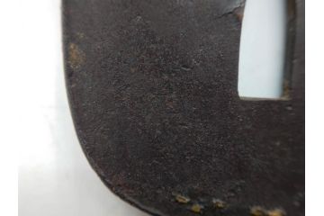 時代武具　鉄地　堅丸形　獅子　蝶　牡丹　細かな装飾が目を引く鍔(花、ライオン、ちょう、彫刻、刀装具)(R-079903)