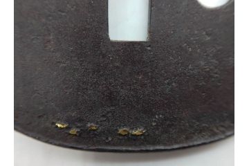 時代武具　鉄地　堅丸形　獅子　蝶　牡丹　細かな装飾が目を引く鍔(花、ライオン、ちょう、彫刻、刀装具)(R-079903)