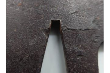 時代武具　鉄地　堅丸形　獅子　蝶　牡丹　細かな装飾が目を引く鍔(花、ライオン、ちょう、彫刻、刀装具)(R-079903)
