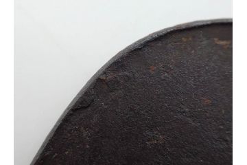 時代武具　鉄地　堅丸形　獅子　蝶　牡丹　細かな装飾が目を引く鍔(花、ライオン、ちょう、彫刻、刀装具)(R-079903)