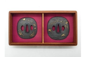 時代武具　東吟亭義照(佐藤義照)　赤銅　魚子地　雲隠れ月に花鳥図　大小揃　匠の美技に見惚れる鍔(桜、燕、ツバメ、サギ、鷺、後藤一乗門、七子地、金彩、彫刻、刀装具、ケース付き)(R-079904)