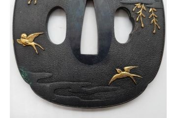 時代武具　東吟亭義照(佐藤義照)　赤銅　魚子地　雲隠れ月に花鳥図　大小揃　匠の美技に見惚れる鍔(桜、燕、ツバメ、サギ、鷺、後藤一乗門、七子地、金彩、彫刻、刀装具、ケース付き)(R-079904)