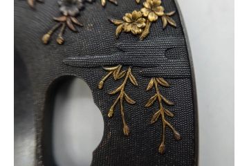 時代武具　東吟亭義照(佐藤義照)　赤銅　魚子地　雲隠れ月に花鳥図　大小揃　匠の美技に見惚れる鍔(桜、燕、ツバメ、サギ、鷺、後藤一乗門、七子地、金彩、彫刻、刀装具、ケース付き)(R-079904)