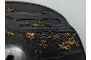 時代武具　東吟亭義照(佐藤義照)　赤銅　魚子地　雲隠れ月に花鳥図　大小揃　匠の美技に見惚れる鍔(桜、燕、ツバメ、サギ、鷺、後藤一乗門、七子地、金彩、彫刻、刀装具、ケース付き)(R-079904)