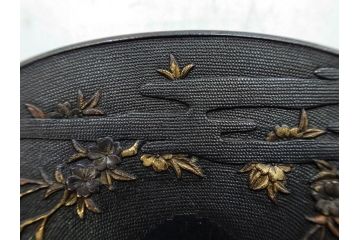 時代武具　東吟亭義照(佐藤義照)　赤銅　魚子地　雲隠れ月に花鳥図　大小揃　匠の美技に見惚れる鍔(桜、燕、ツバメ、サギ、鷺、後藤一乗門、七子地、金彩、彫刻、刀装具、ケース付き)(R-079904)