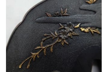 時代武具　東吟亭義照(佐藤義照)　赤銅　魚子地　雲隠れ月に花鳥図　大小揃　匠の美技に見惚れる鍔(桜、燕、ツバメ、サギ、鷺、後藤一乗門、七子地、金彩、彫刻、刀装具、ケース付き)(R-079904)