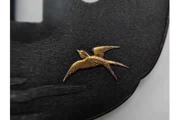 時代武具　東吟亭義照(佐藤義照)　赤銅　魚子地　雲隠れ月に花鳥図　大小揃　匠の美技に見惚れる鍔(桜、燕、ツバメ、サギ、鷺、後藤一乗門、七子地、金彩、彫刻、刀装具、ケース付き)(R-079904)