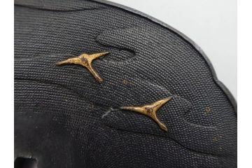 時代武具　東吟亭義照(佐藤義照)　赤銅　魚子地　雲隠れ月に花鳥図　大小揃　匠の美技に見惚れる鍔(桜、燕、ツバメ、サギ、鷺、後藤一乗門、七子地、金彩、彫刻、刀装具、ケース付き)(R-079904)